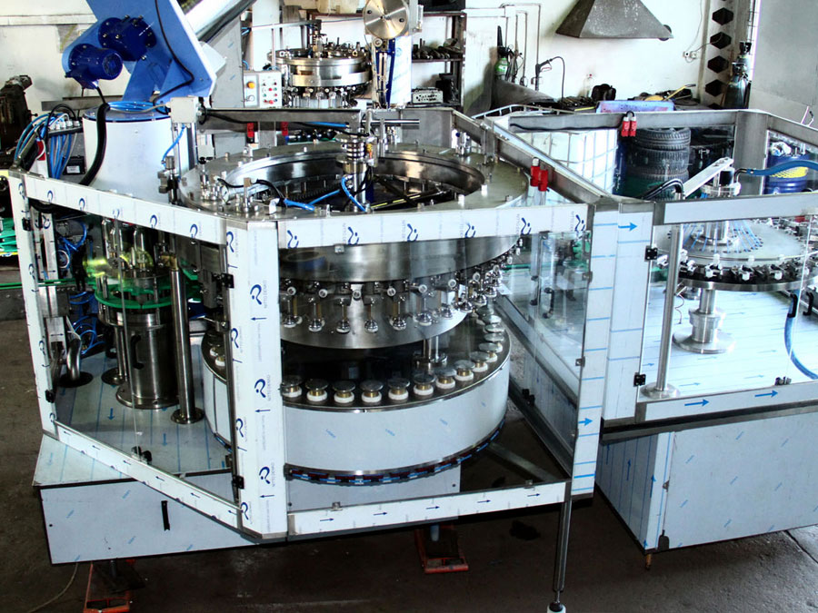 výroba, opravy, servis strojů a zařízení pro stáčení nápojů a tekutin Polsko