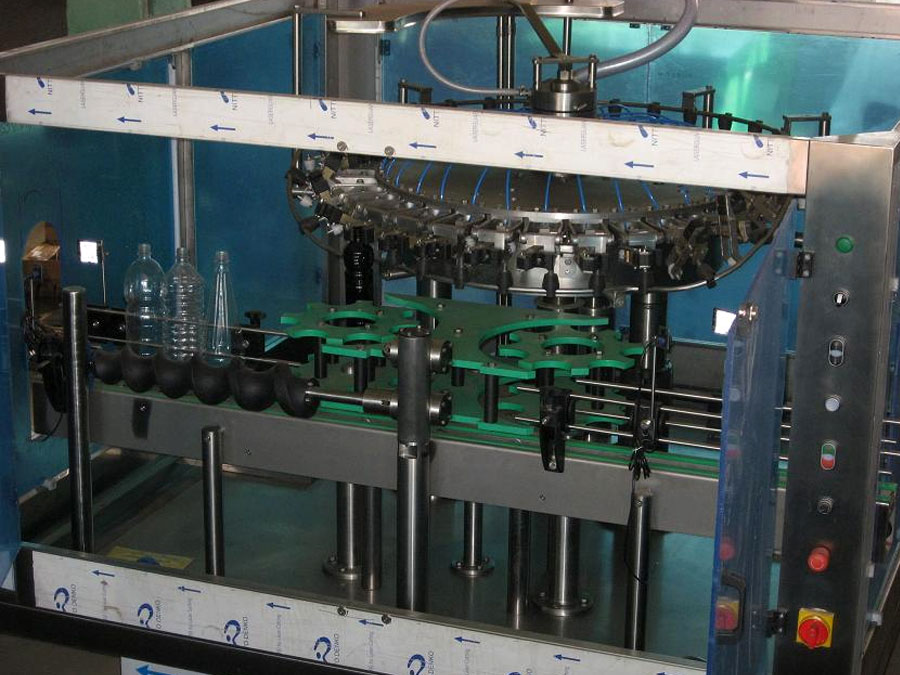 výroba, opravy, servis strojů a zařízení pro stáčení nápojů a tekutin Polsko