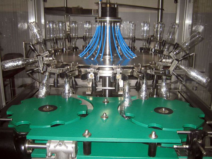 výroba, opravy, servis strojů a zařízení pro stáčení nápojů a tekutin Polsko