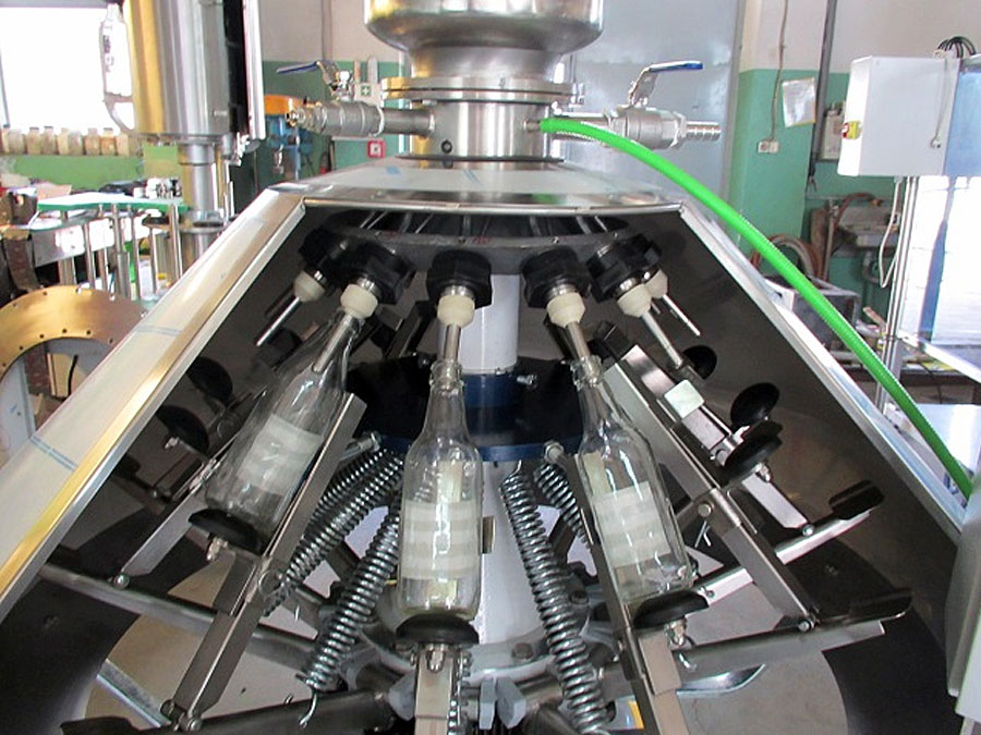 výroba, opravy, servis strojů a zařízení pro stáčení nápojů a tekutin Polsko